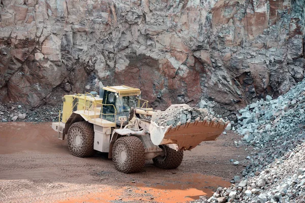 Transportador de tierra en una mina de cantera activa de rocas de pórfido. excavación . — Foto de Stock