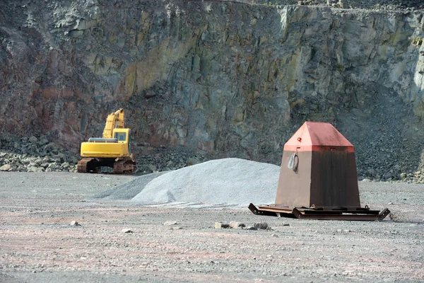 Землянин в активной карьерной шахте из порфировых камней. копать . — стоковое фото