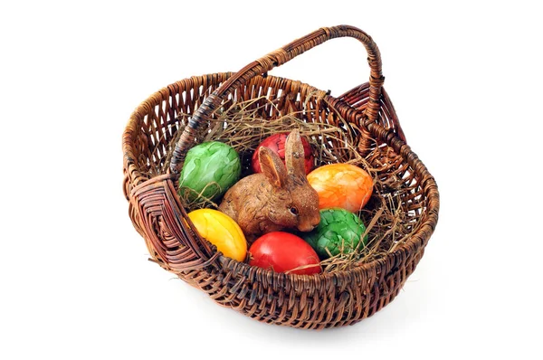 Koszyczek wielkanocny z Wielkanoc królik siedzi w gnieździe — Zdjęcie stockowe