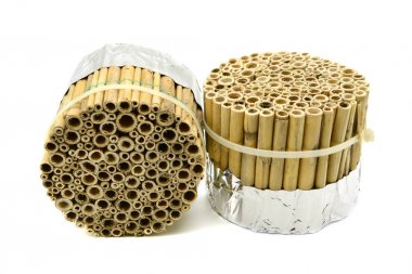 reed ve bambu sopalarla bir böcek otel beyaz bina