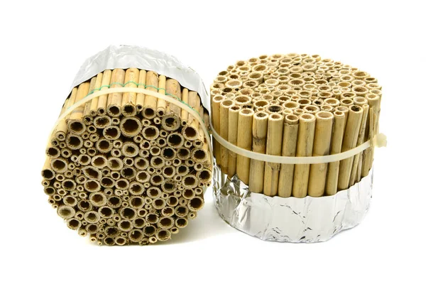 reed ve bambu sopalarla bir böcek otel beyaz bina