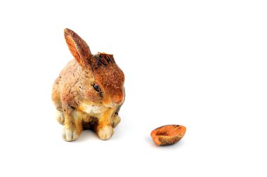 Paskalya tavşanı beyaz izole arka planda kırık kulak ile