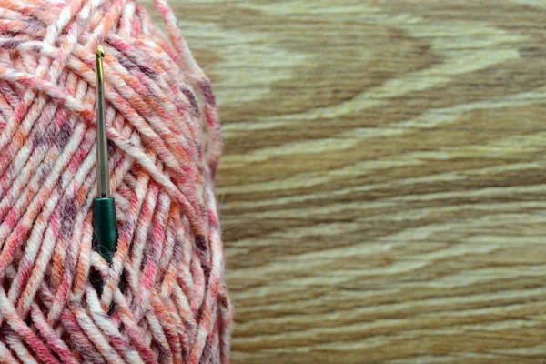 Bola de lana con aguja de ganchillo. espacio de copia en el lado derecho . — Foto de Stock
