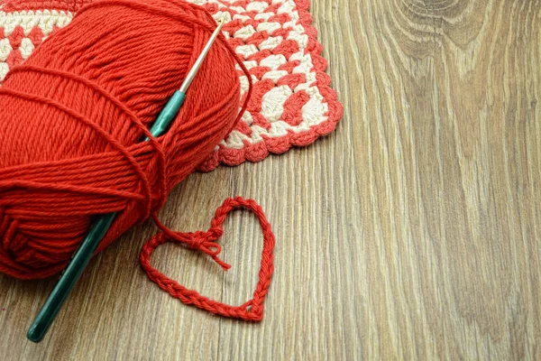 Coração vermelho de crochê com bola de lã e pano de forno — Fotografia de Stock