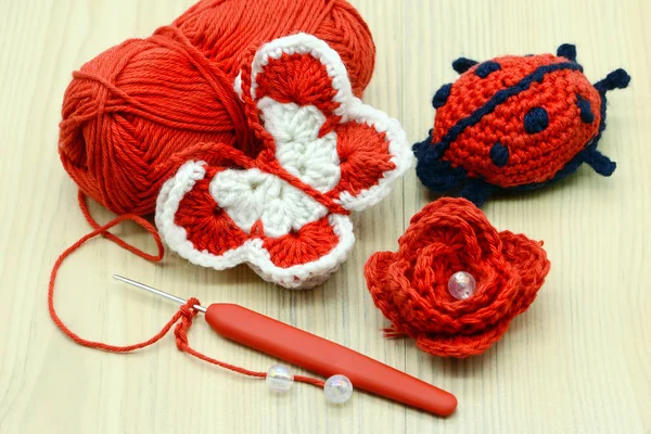 Crocheting butterfly with crochet hook and wool. — Stock Photo, Image