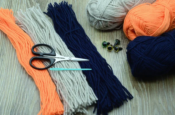 Creating utensils to make yarn bird bullfinch — Stock Photo, Image