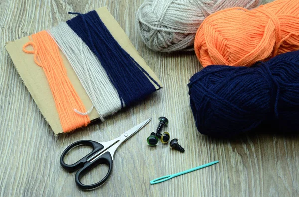 Creating utensils to make yarn bird bullfinch — Stock Photo, Image