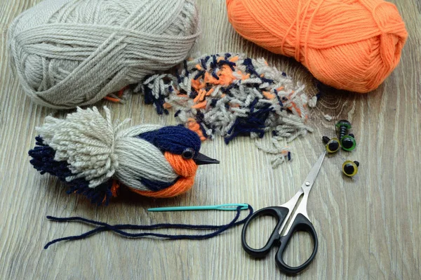 Creating utensils to make yarn bird bullfinch — Stock Photo, Image