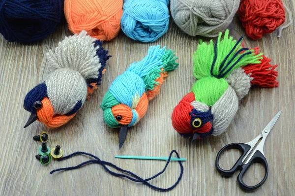 Creating yarn birds. tinker with wool. — Stock Photo, Image