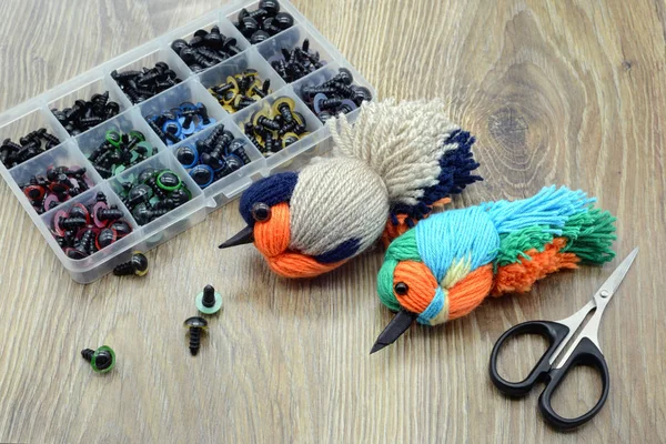 Creating yarn birds. tinker with wool. — Stock Photo, Image