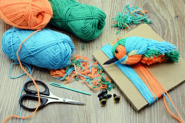 Creating yarn birds. tinker with wool. — Stock Photo, Image