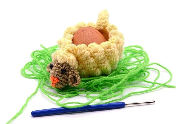 Copo de ovo de cordeiro de Páscoa de crochê feito de lã com gancho de crochê — Fotografia de Stock
