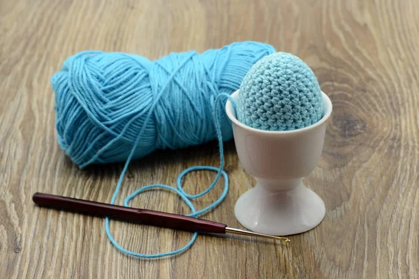 Crochet easter eggs with wool ball in background — Stock Photo, Image