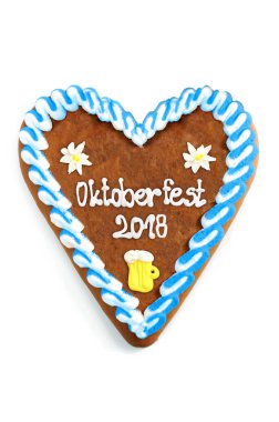 Oktoberfest 2018 Gingerbread kalp ile beyaz izole adam
