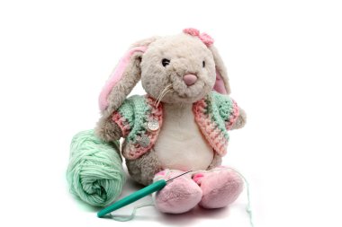 Paskalya tavşanı ile tığ işi elbise beyaz izole arka planda