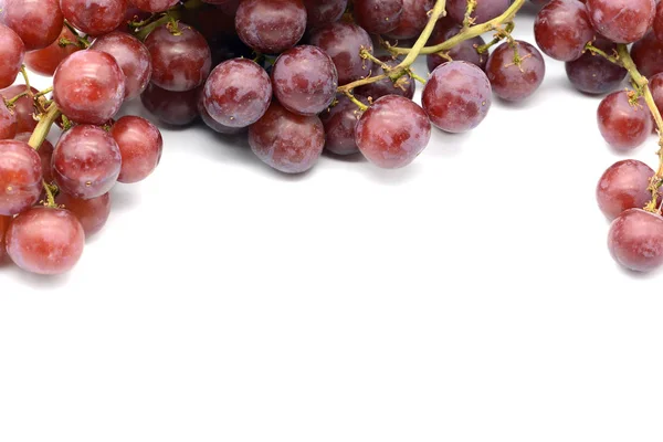 Uvas de vinho tinto sobre fundo isolado branco — Fotografia de Stock