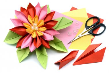 renkli kağıt nilüfer tinker. Origami üzerinde beyaz izole ba