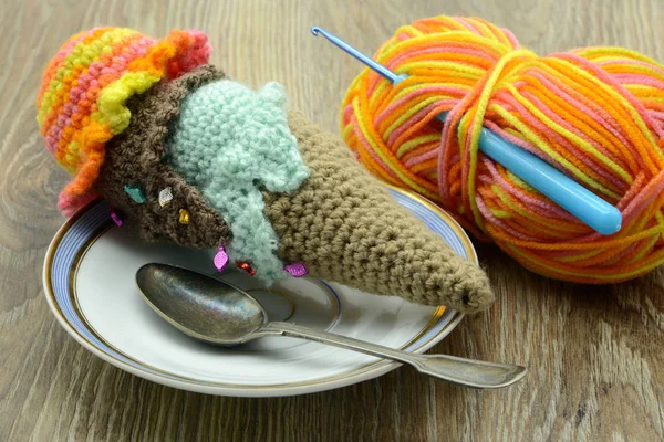 Crochet cône de crème glacée avec de la laine sur le fond de la table . — Photo
