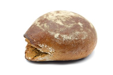 Beyaz arka plan üzerinde koyu geleneksel çavdar ekmeği