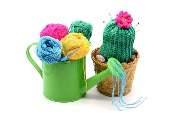 Crochet cactus plant with flower head in flowerpot — Stock Photo, Image