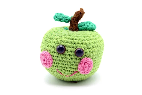 Вязаное зеленое яблоко с улыбающимся лицом на белом изолированном бэкграу — стоковое фото