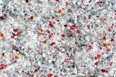 beyaz kırık cam tam çerçeve arka plan. kırmızı parçalar arasında. tasarlanmıştır