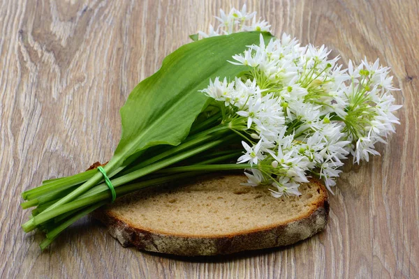 Bunch Wild Garlic Slice Bread Table Top View — Stock Photo, Image