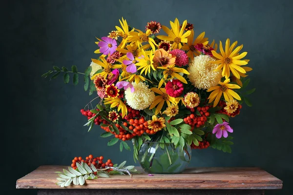 Φθινόπωρο μπουκέτο με λουλούδια στον κήπο και μούρα. — Φωτογραφία Αρχείου