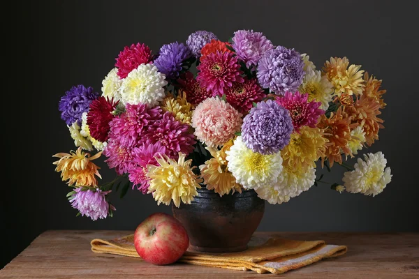 Herfst boeket van asters en chrysanten. — Stockfoto