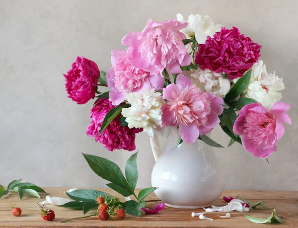 Natureza morta com um buquê de peônias rosa e amarela . — Fotografia de Stock