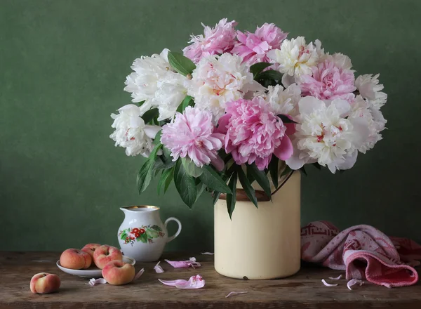 Still-life with a bouquet of pink and white peonies in cans. — Stock Photo, Image