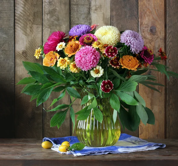 Still life with a bouquet of autumn flowers in a vase and yellow — Stock Photo, Image