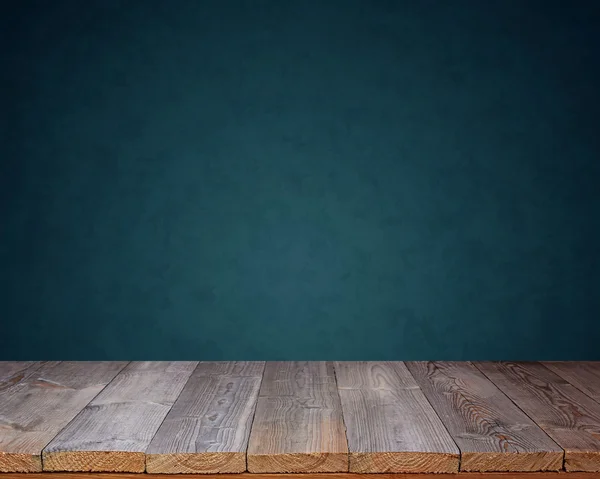 Decking di legno vuoto su sfondo blu . — Foto Stock