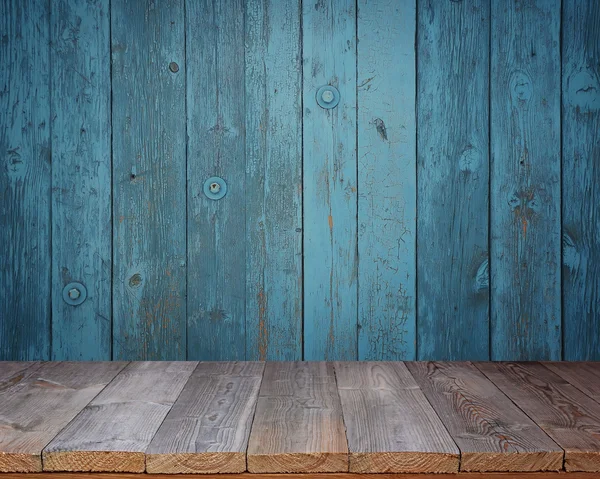 Leerer Holztisch vor dem Hintergrund der blauen Wand. — Stockfoto