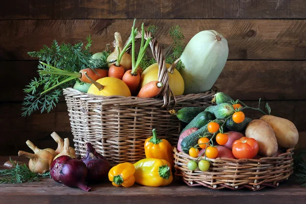 Stilleben med grönsaker och en korg. — Stockfoto