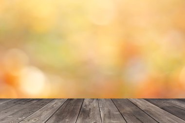  Bokeh bulanık altın zemin üzerine boş ahşap masa.