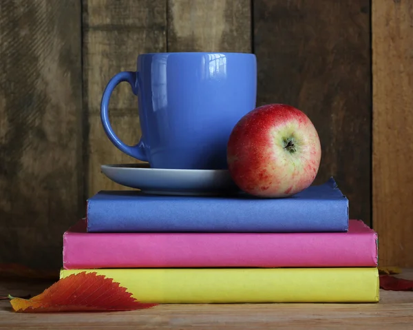 Schoolboeken, beker en apple. Terug naar school. — Stockfoto