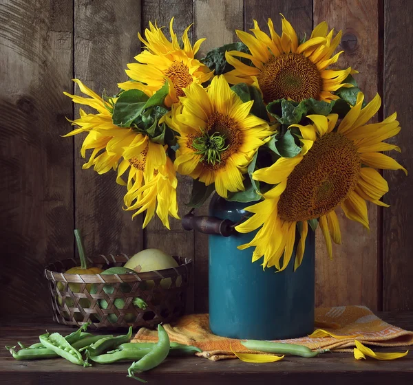 Натюрморт з букетом соняшників . — стокове фото