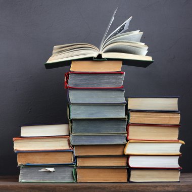 Yığın kitap bir tablo. Eğitim, okul için.