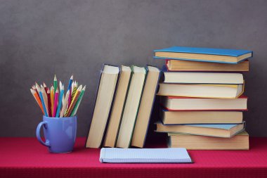 Kitap, renkli kalemler kazık. Eğitim, okul için.