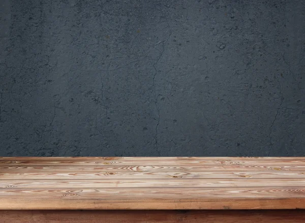 Пустой деревянный стол на фоне старой стены . — стоковое фото