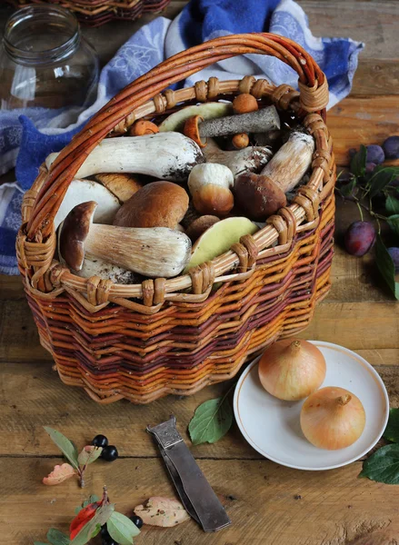 Cesta con boletus sobre una mesa . —  Fotos de Stock