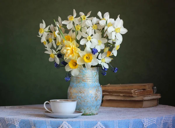 Natura morta con un bouquet di narcisi . — Foto Stock