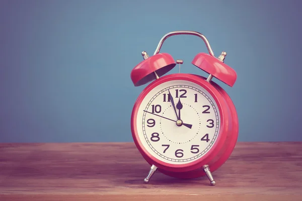 Relógio de alarme retro vermelho às doze horas . — Fotografia de Stock