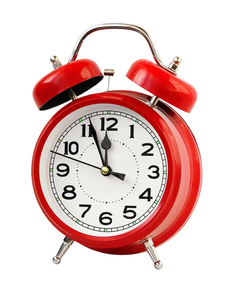 Reloj despertador retro rojo a las doce, aislado . — Foto de Stock