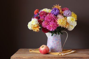 Natürmort krizantem bir buket.