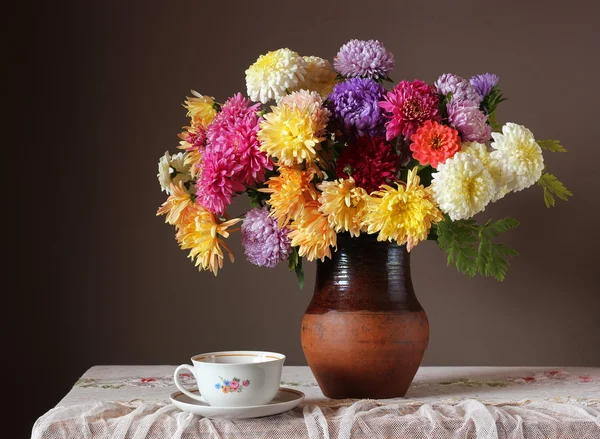 Still life with a bouquet of fall flowers. — Stock Photo, Image