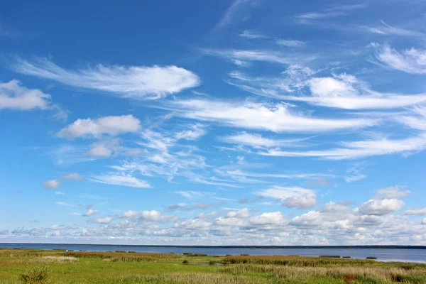 Céu azul com nuvens Cirrus sobre o mar . — Fotografia de Stock