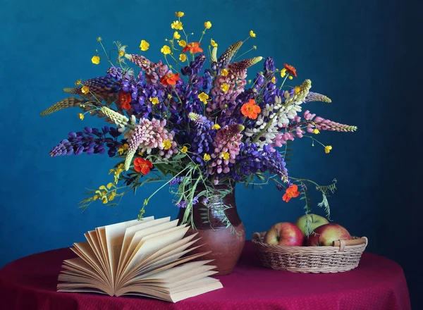 Stillleben Bouquet mit Lupinen und Ranunkeln. — Stockfoto