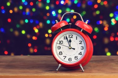 Saat on iki yönünde b zemin üzerine kırmızı retro çalar saat